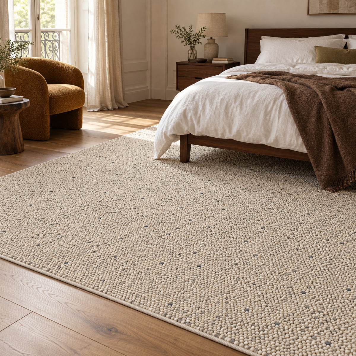Tapis Galet beige moucheté — dans un salon
