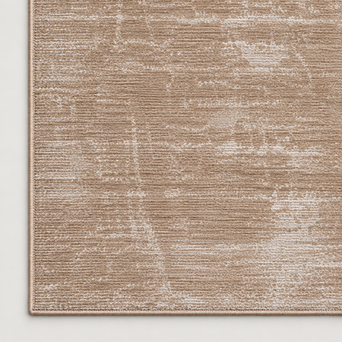 Tapis Lisière caramel — coin et texture sur fond clair