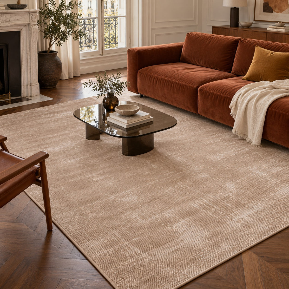Tapis Lisière caramel — dans un salon