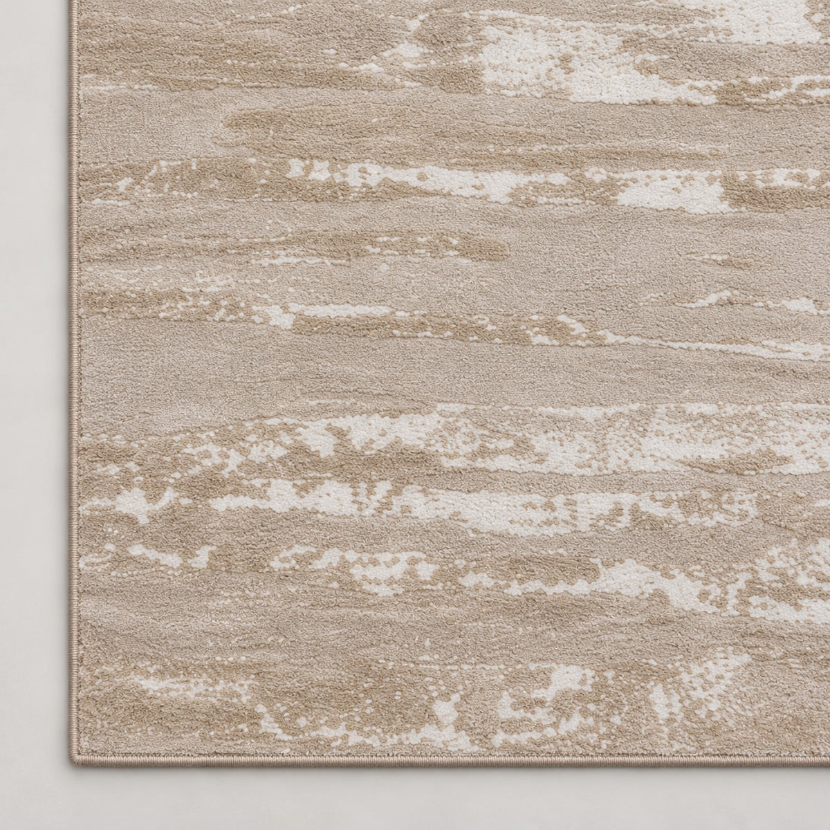 Tapis Nacre sable doré — coin et texture sur fond clair