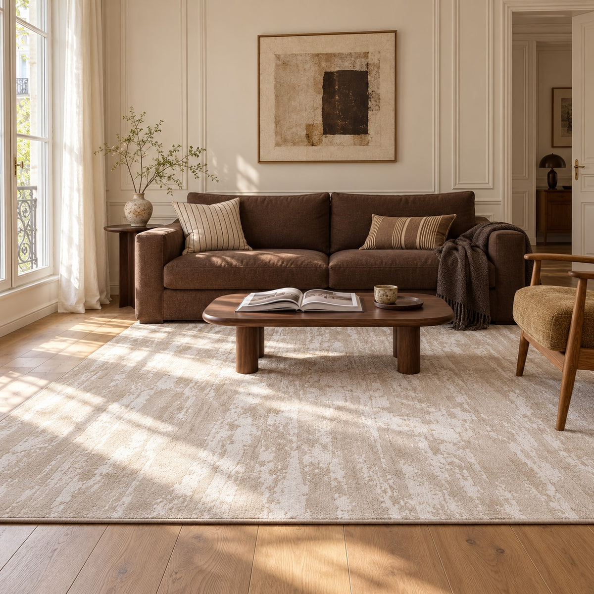 Tapis Nacre sable doré — dans un salon