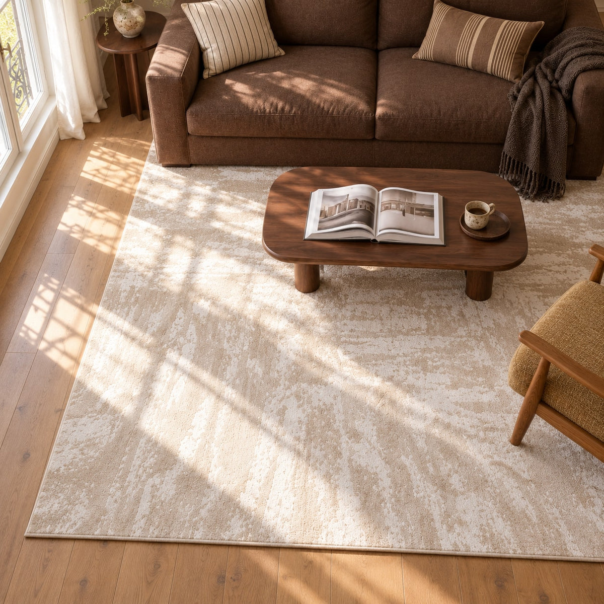 Tapis Nacre sable doré — vue de haut dans un salon
