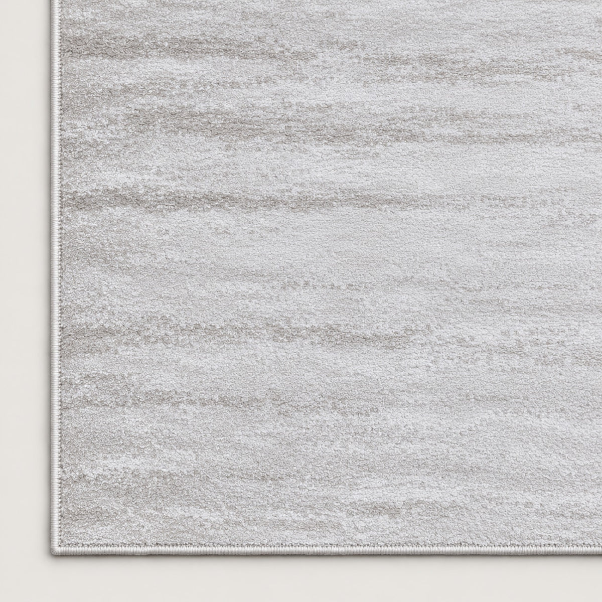Tapis Opale blanc argenté — coin et texture sur fond clair