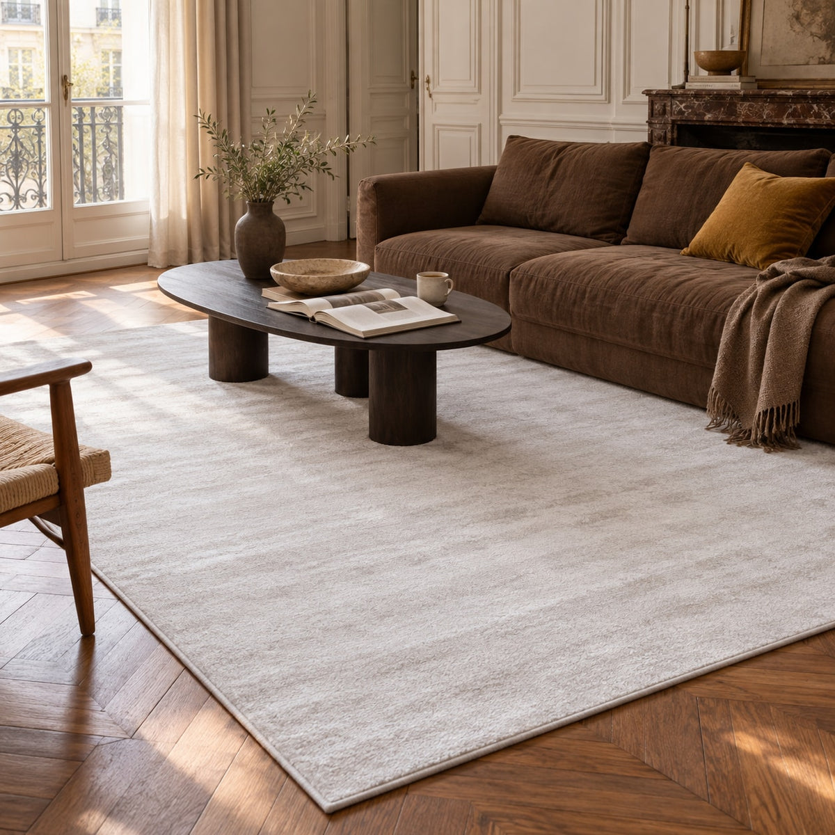 Tapis Opale blanc argenté — dans un salon