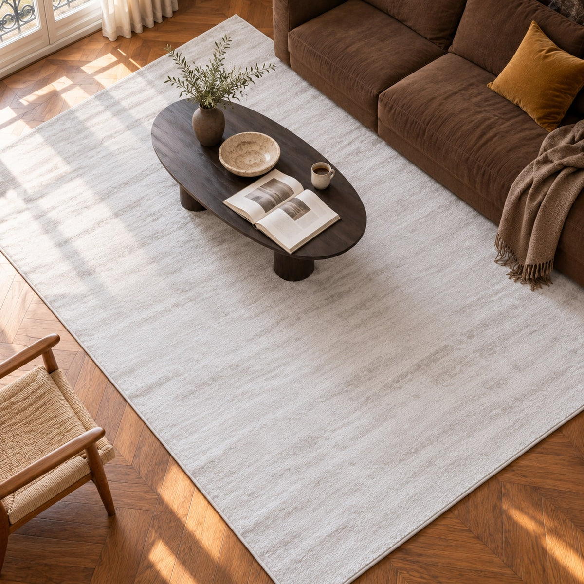 Tapis Opale blanc argenté — vue de haut dans un salon