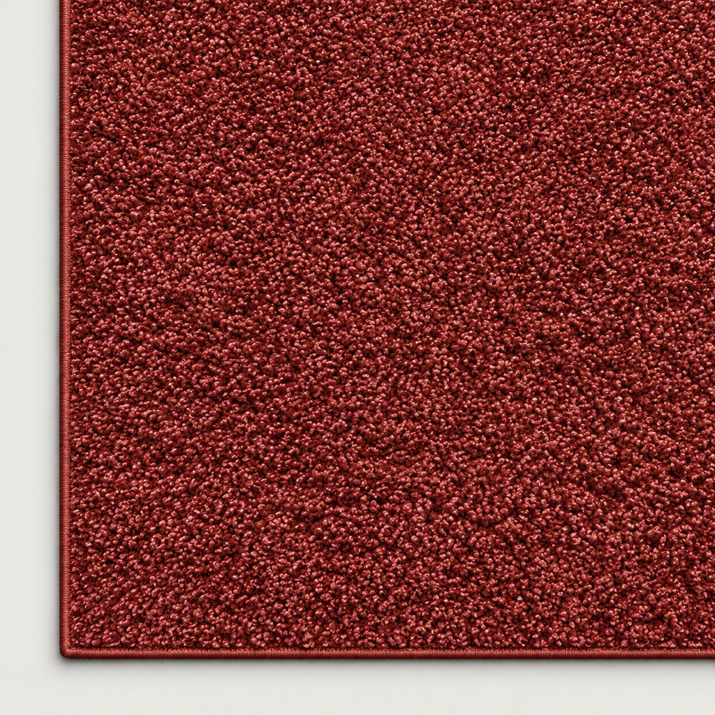 Tapis Pinède rouge rouille — coin et texture sur fond clair