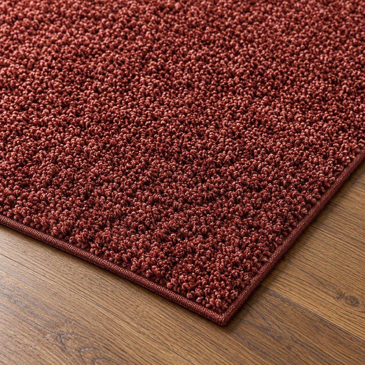 Tapis Pinède rouge rouille — détail de la bordure et de l'épaisseur