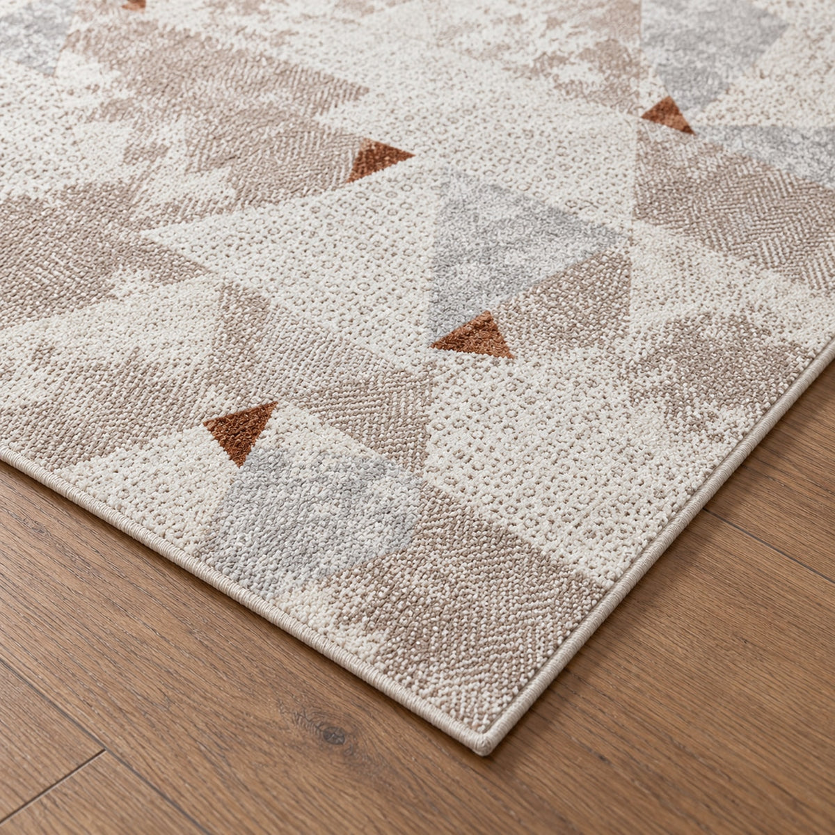 Tapis Prisme taupe — détail de la bordure et de l'épaisseur